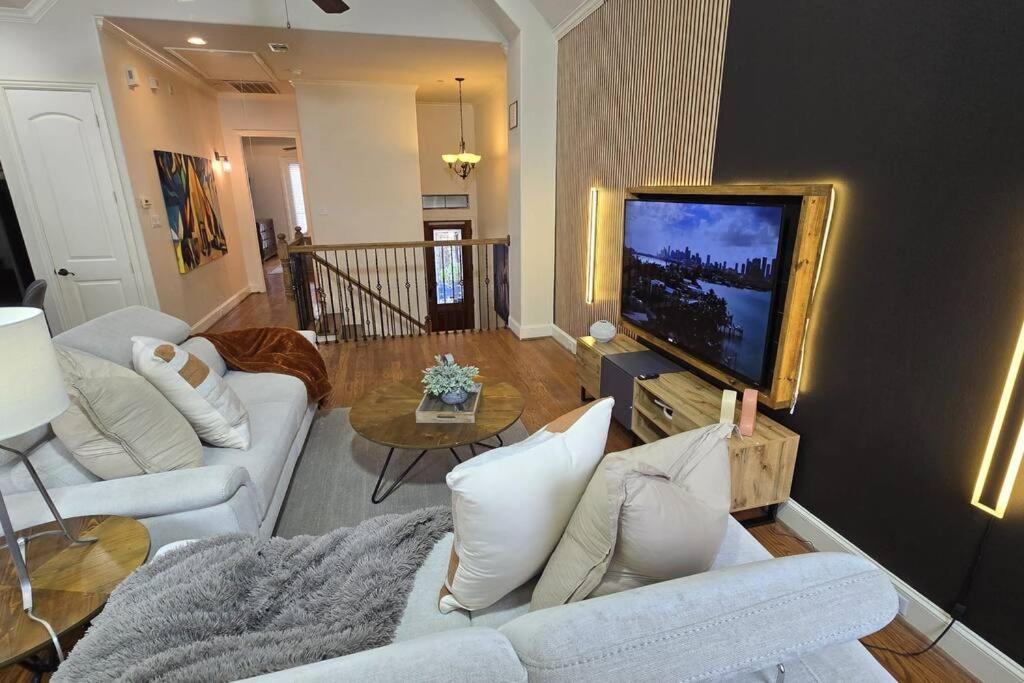 Modern Galleria Gem Private Jacuzzi 3 Br Houston Exterior photo