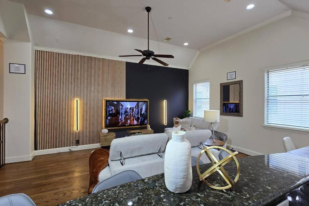 Modern Galleria Gem Private Jacuzzi 3 Br Houston Exterior photo